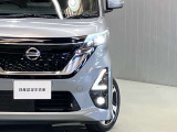 【ハイビームアシスト】先行車や対向車のライト、周辺の明るさに合わせて、ハイ・ロービームを自動で切り替え。切り替えのわずらわしさと切り替え忘れを無くしてくれます!