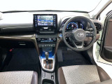 運転席周りのレイアウトをご覧ください。ナビゲーションが綺麗に装着されスッキリ収まってますね!操作スイッチも手が届きやすくわかりやすいです!
