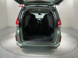 3列目シートを跳ね上げればラゲッジスペースを更に広く使えます。