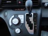 オートエアコンなのでスイッチひとつで車内を設定温度に調節してくれます☆