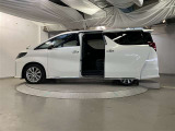 助手席側は電動スライドドアになってます。運転席やキーのリモコンで開閉できるので手が塞がっていても楽に積み降ろし出来ますよ。