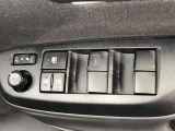 パワーウィンドのスイッチです。運転席に座りながら、助手席や後席の窓を開け閉めできるので大変便利ですよ。