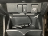 アクセサリーソケットはUSBのアダプターなどをつければ、スマホの充電にも使えます。周辺には物が置けるボックスがついています。