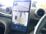 縦画面に切替時はアプリ等の表示レイアウトも変化します バックカメラ時は360&deg;カメラに加え、さらにステアリングを切った進行方向も表示されます