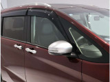電動格納ミラーになっておりますので、車内からミラーの角度の調節、開いたり・格納ができて便利です♪