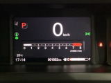 デジタル表示のスピードメーターとタコメーター、燃費やオドメーターなどの表示の他に、ホンダセンシング機能などの表示もできる多機能なマルチインフォメーション・ディスプレイです。