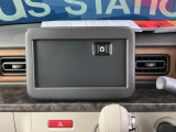 オーディオレス仕様車なのでお好みのスズキ純正ナビやオーディオの装着が可能!全方位カメラパッケージ装着車なので対応のナビを装着すると車両周囲の安全確認がナビの画面で可能!