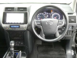 運転席からの視界はこんな感じです☆お気軽にご来店いただき、実際に座って是非お確かめください。ドライバーに寄り添う快適な操作フィールをもたらすステアリングです。