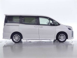 両側パワースライドドア付きだから、狭い駐車スペースなどでの 乗り降りラクラク!小さなお子さまのいるご家庭には嬉しい装備。