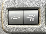 【パワーバックドア】スマートキーや運転席のボタンを押すだけでリアゲートが自動で開閉します!荷物を持っている時や、高い位置にあるバックドアを閉める際に便利な機能です♪
