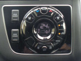 使いやすさとデザインにこだわり、視認性に優れた液晶モニタ-と大きなスイッチを採用したオートエアコン+リヤク-ラ-。お問い合わせは03-5672-1023hへ