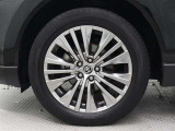 19インチアルミホイール(スーパークロームメタリック塗装)が装着されています。タイヤサイズ225/55R19