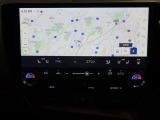【ナビ】地図画面などをフルスクリーンで表示できるナビゲーションシステム。より精度の高いルート探索や渋滞回避ルートの案内など、快適な運転を支援する情報の入手が可能となります。