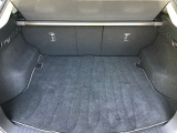 ラゲージルーム!後ろのシートは片方ずつ倒せます。乗る人や積む荷物に応じてアレンジが可能ですので多彩に使えてとても便利です。
