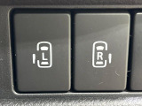 【両側パワースライドドア】スマートキーや運転席のスイッチで後席両側スライドドアの開閉が可能♪電動だから力を入れてドアを開ける必要が無く、小さなお子様でも簡単に開け閉めでき快適です♪
