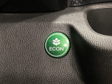 ECON モードをON にするとアクセルペダルの動きに対するエンジンの反応とエアコンの制御を切り換えることで、燃費のいい運転をするドライバーがペダルを踏んだ時と同じようにエンジンを制御します。