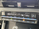 【オートエアコン】一度お好みの温度に設定すれば、車内の温度を検知し風量や温度を自動で調整。暑い&hellip;寒い&hellip;と何度もスイッチ操作をする必要はありません。快適な車内空間には必須の機能ですね♪