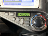【オートエアコン】一度お好みの温度に設定すれば、車内の温度を検知し風量や温度を自動で調整。暑い&hellip;寒い&hellip;と何度もスイッチ操作をする必要はありません。快適な車内空間には必須の機能ですね♪