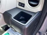運転席ハンドルの右側にもドリンクホルダーがございます!お飲み物だけではなく、携帯電話なども置けますね♪