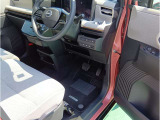 足元もゆったりで快適に運転できます。