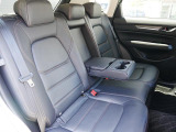 後部座席も広々スペースです。大きな座面とリクライニング機能でゆったりロングドライブをお楽しみいただけます。