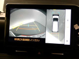 【全周囲モニター】車を上空から見下ろしたような映像をカーナビ画面に映し出し、車庫入れや縦列駐車をサポートしてくれます。