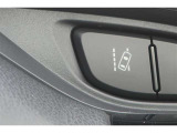 レーンディパーチャーアラートとは車線または走路からの逸脱の可能性を警告すると共に、車線または走路からの逸脱を避けるためのハンドル操作の一部を支援する機能です。詳細は販売店スタッフまでおたずねください。