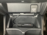 アクセサリーソケットはUSBのアダプターなどをつければ、スマホの充電にも使えます。周辺には物が置けるボックスがついています。