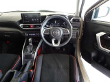 革巻きステアリングで快適な操作性の運転席です。