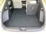 後席は分割可倒式で、用途に合わせてアレンジ可能。荷物の量や乗車人数に応じて柔軟に使える便利なシートです。