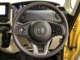 ハンドルにHondaセンシング系のクルーズコントロールやレーンキープアシストなどのスイッチと、オーディオの操作スイッチが装備されています。ハンドルから手を離さず安全に操作できます。