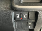 【リア両側パワースライドドア】リモコンなどで自動開閉。Hondaスマートキーを携帯していれば、軽い力で解錠とドアオープンが行えます。半ドア状態まで閉めると、自動的に全閉する機能付き。
