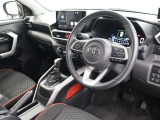 運転席からの視界の良さに配慮したインストルメントパネルに加え、運転席側に向けて配置された操作パネル類、左手を伸ばした自然な位置に配置したシフトレバーなど、運転に集中できるドライバーズ空間です。