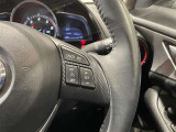 ステアリングスイッチ付きで、運転中に視線を前に向けたまま操作できます。