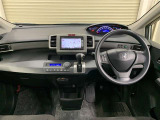 インテリアはグレー色を基調としたおしゃれなデザインになっております。運転視界もひろびろ!