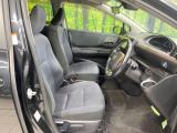 運転席まわりには十分なスペースがあり、大柄な方でもゆったり運転していただける環境です。