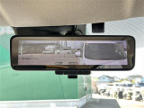 【デジタルルームミラー】車両後方カメラの映像をルームミラーに映すことが出来ます。 そのため、後席に人や荷物があって後方が見えづらい場合でもしっかり視界を確保することが出来ます。