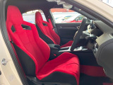 【専用スポーツシート】ホールド性に優れ、カーブ時の体が流れを抑制してくれます。また、体にフィットするから腰や背中が疲れにくく、ロングドライブや高速走行でも快適にお過ごしいただけます♪