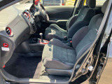 【運転席・助手席】ゆったり、ひろびろの車内スペース。一人一人の空間に余裕があります。