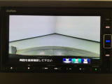 【バックカメラ】運転が苦手な方も車庫入れラクラクです!ギアをリバースに入れれば自動的に切り換わりますので、面倒な操作は不要です♪狭い駐車場もお車を傷つけず安心ですね!