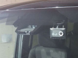 予防安全装置のカメラ(左)と前後方、駐車監視機能つきドラレコ(右)です