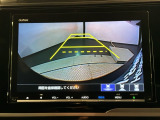 リバースギアに入れるだけで後方の表示へ切り替わります。夜間や雨の日の駐車も楽になりますよ。