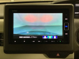 ギヤをR(バック)に入れるとナビの画面に後ろの映像が映るリアカメラ付です。後退時、コンディションが悪い視界でもカラーバックモニターがドライバーをサポートします。