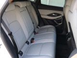 本革を採用した美しいインテリア。垂直にデザインされている理由は室内からでも車両の傾きが図れるようにデザインされています。また使用感も感じられずコンディションにも優れています。