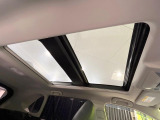 【大型サンルーフ】車内の解放感が一気に上がる大型のパノラマルーフ!季節を問わず開放的で快適なドライブをお楽しみいただけます。流通量も少なく希少価値の高い人気の装備です♪