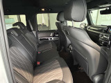 メルセデスのシートは少し硬めになっております。長時間の運転の際、適度な反発があることでお尻や腰の負担を減らす効果が御座います。
