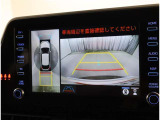 パノラミックビューモニター付きです。車両を上から見たような映像をディスプレイオーディオ画面に表示。運転席からの目視だけでは見にくい、車両周辺の状況をリアルタイムでしっかり確認できます。