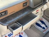 助手席前に収納スペースがございます