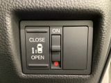 左側電動スライドドアは運転席からでも操作ができるように、ハンドル付近に開閉の操作スイッチが付いています。