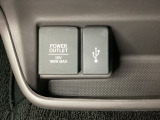 アクセサリーソケットはUSBのアダプターなどをつければ、スマホの充電にも使えます。横にはナビゲーション用の外部入力可能なUSB端子がついており、周辺には物が置けるボックスがついています。